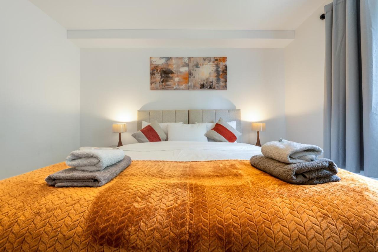 Апартаменти Ashview 6 - Heathrow - Windsor - Free Parking Staines-upon-Thames Екстер'єр фото