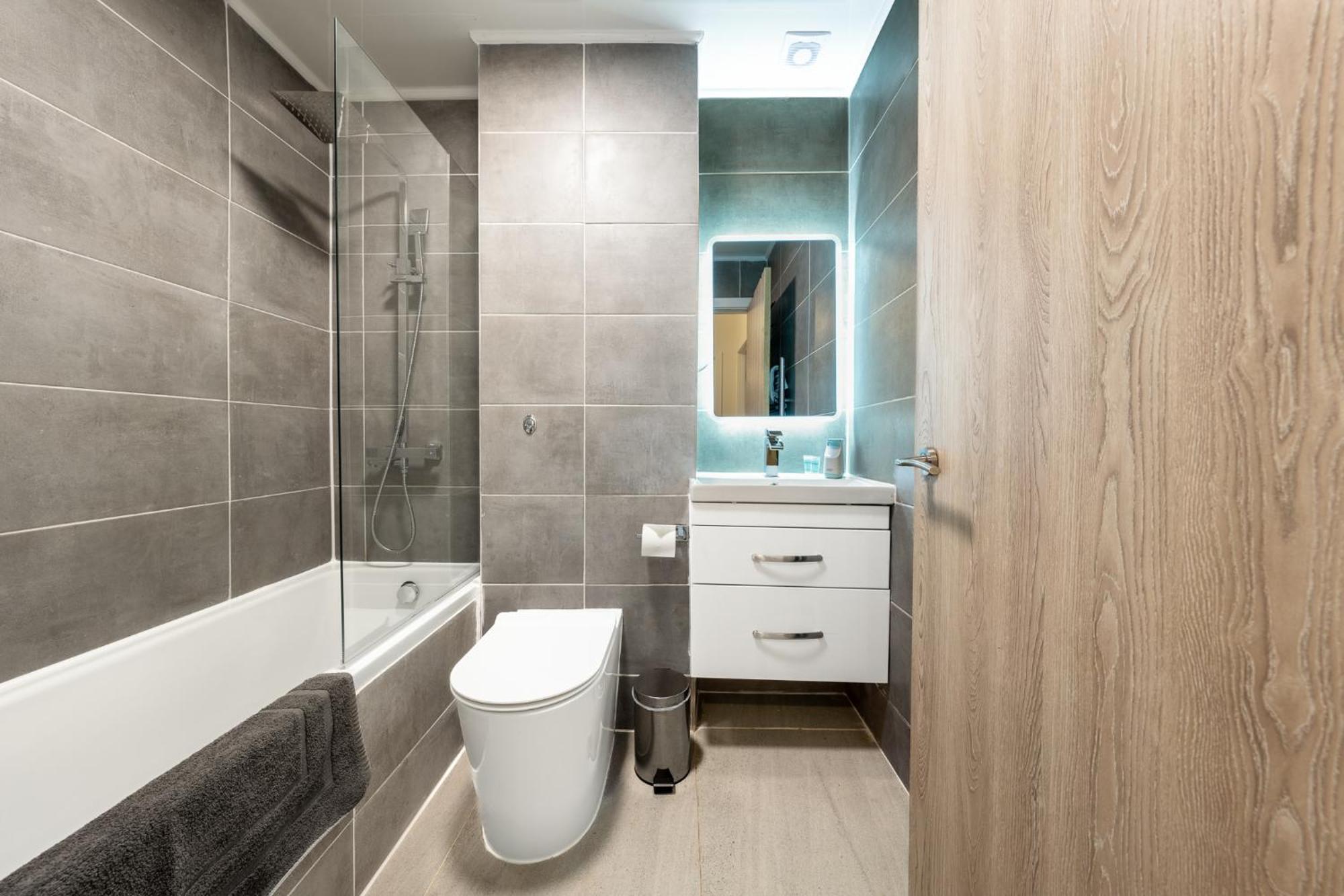 Апартаменти Ashview 6 - Heathrow - Windsor - Free Parking Staines-upon-Thames Екстер'єр фото